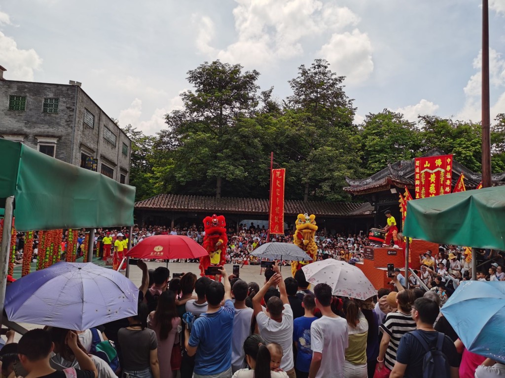 佛山好去處2024｜1. 佛山祖廟  黃飛鴻紀念館對面有武獅表演，吸引不少遊客。（圖：Trip@飛奔中的狼8）