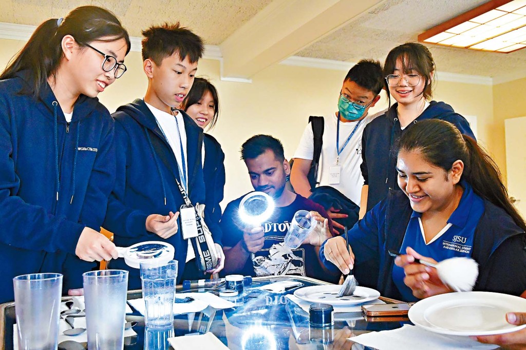 学生教授美国大学生进行指纹鉴证实验,对于能全程以英语教学感到十分鼓舞。