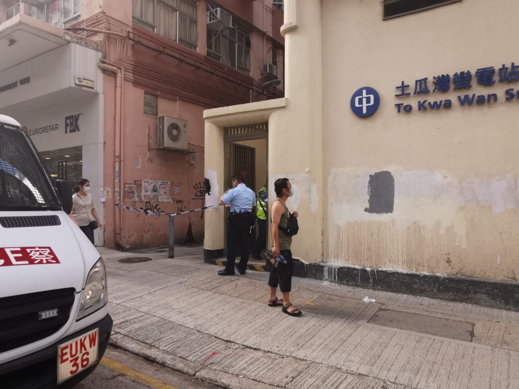 女子墮樓後跌落隔壁土瓜灣變電站內。 徐裕民攝