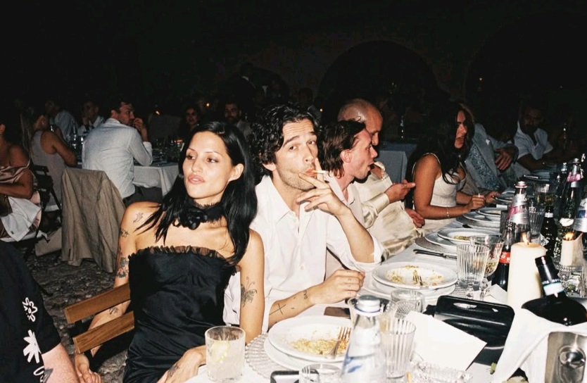 Charli與Taylor舊愛、The 1975主音Matty Healy份屬好友，連對方的未婚妻Gabriette Bechtel也是Charli介紹給他。