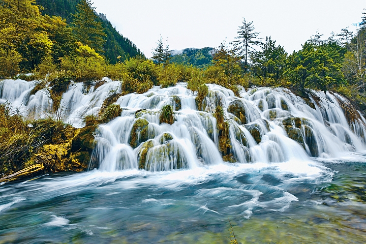置身被視為九寨溝大門的樹正溝景區，可賞到樹正瀑布的優美景色。