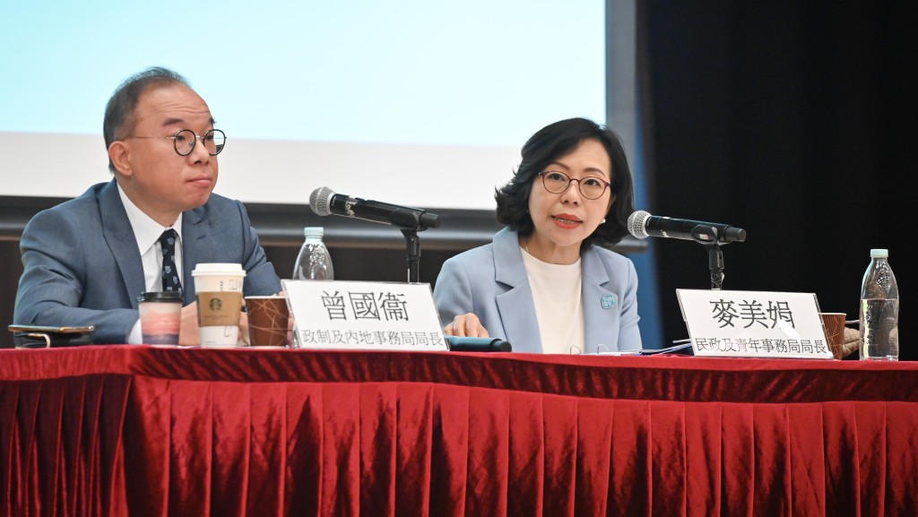 曾國衞和麥美娟向地區代表講解方案。