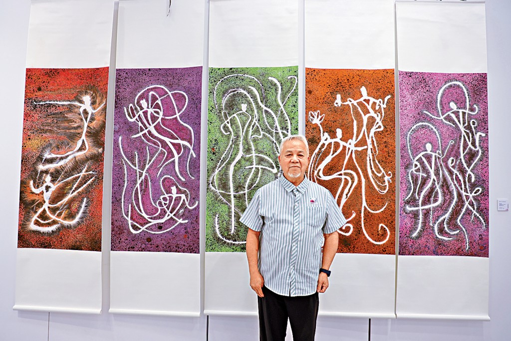 陳成球與其作品「錐沙漏痕系列」。