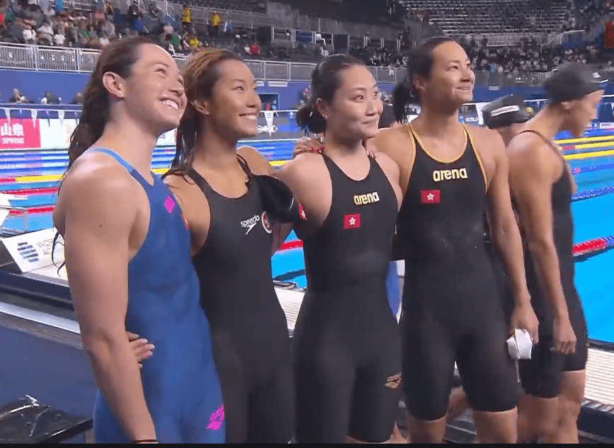 何詩蓓(左起), 歐鎧淳, 簡綽桐, 鄭莉梅組成的香港隊在女子4x100米混合泳接力賽初賽以第6名晉身決賽. 電視截圖
