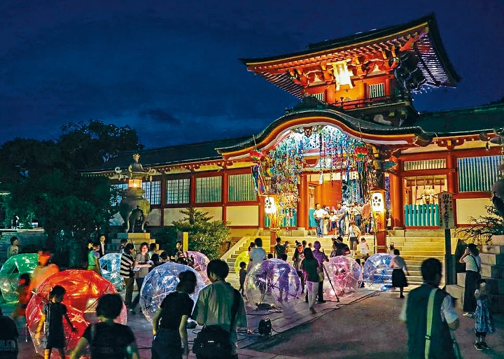 山口縣防府天滿宮，在七夕檔期可賞到繽紛短冊及由雨傘製成的漂亮擺設。
