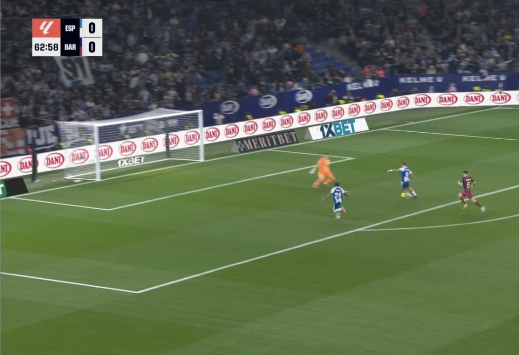 祖安加西亚单刀面对敌军两名球名，成功化解。影片截图