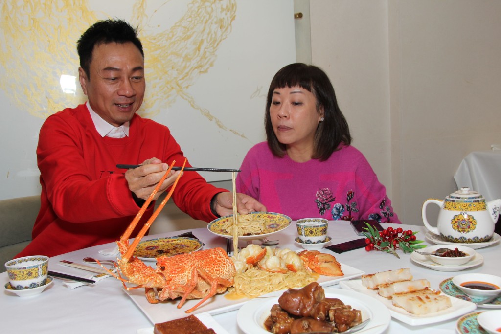 恩愛如昔祥仔同老婆梁耀蓮結婚24年依然好恩愛,先夾餸畀老婆,才輪到自己食。
