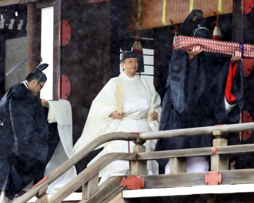 德仁穿上全白色的神事服向歷代天皇匯報即位。AP