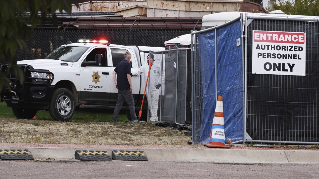执法人员拉起黑布清出近200具腐烂尸体。 美联社