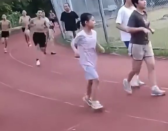 黑衣大叔當時在運動場上散步。抖音@中華網新聞