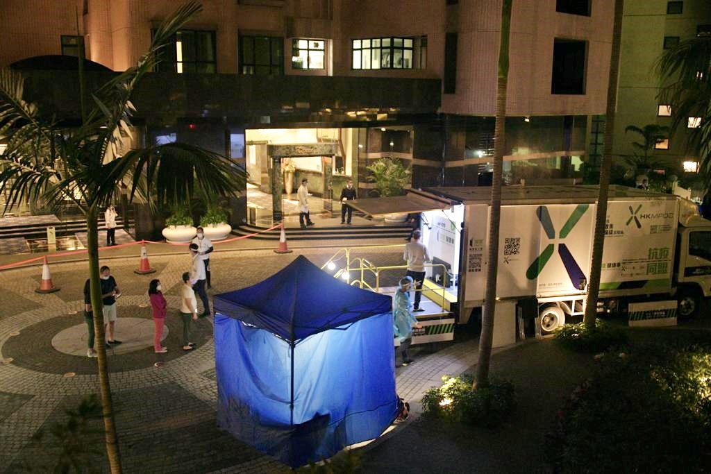 政府在半山帝景園強制檢測時發現2個初步確診個案。