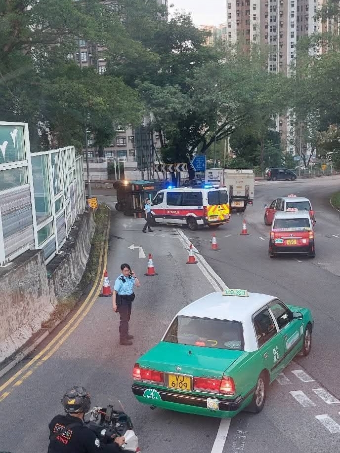 事故期間現場交通受阻。貨車失控翻轉。FB：Edwin Ying Fai@小心駕駛(討論別人同駕駛態度)