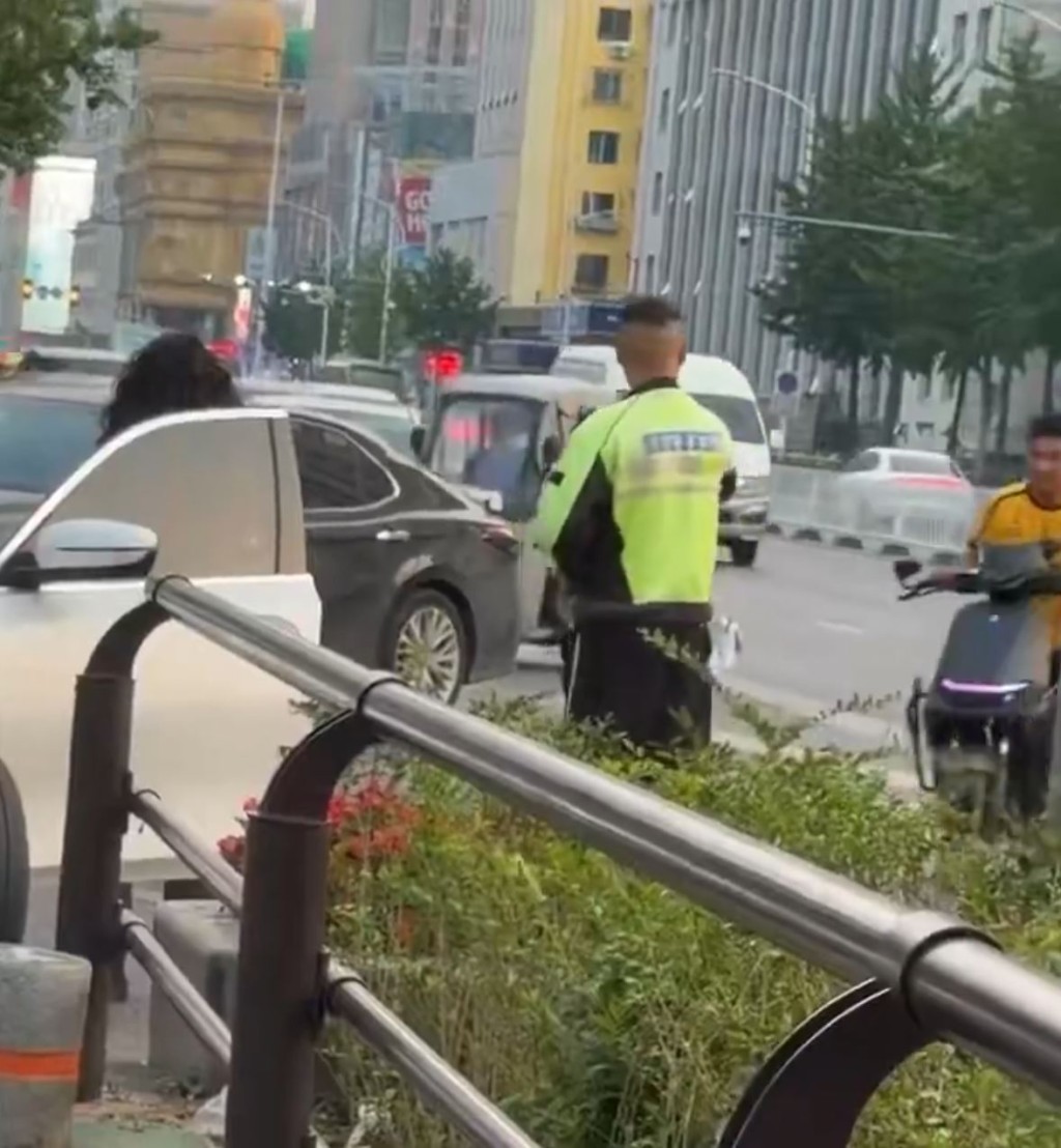 湖南開門殺女司機嘴硬拒認錯，外賣哥交警面前開車撞報復。X