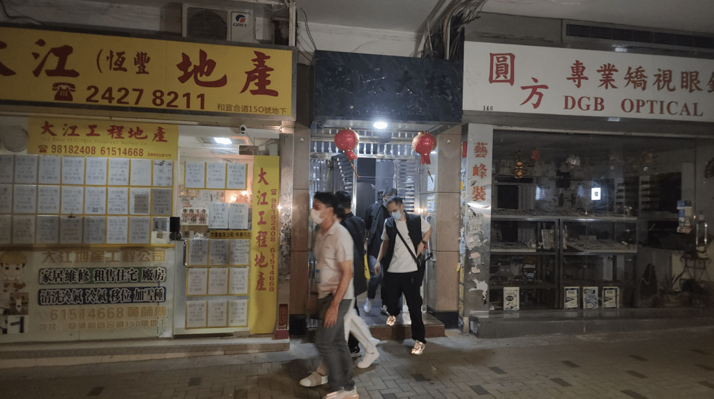 至晚上11时许，多名警员从大厦步出离开。