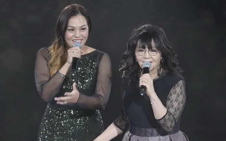Christine Samson同女兒Krystal Diaz母女檔合唱。
