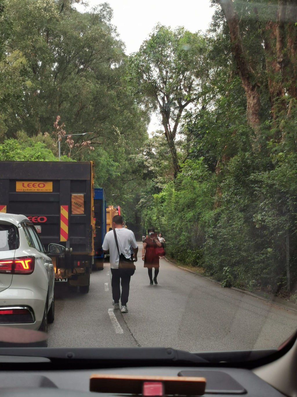 多名市民落車徒步離開。網上圖片