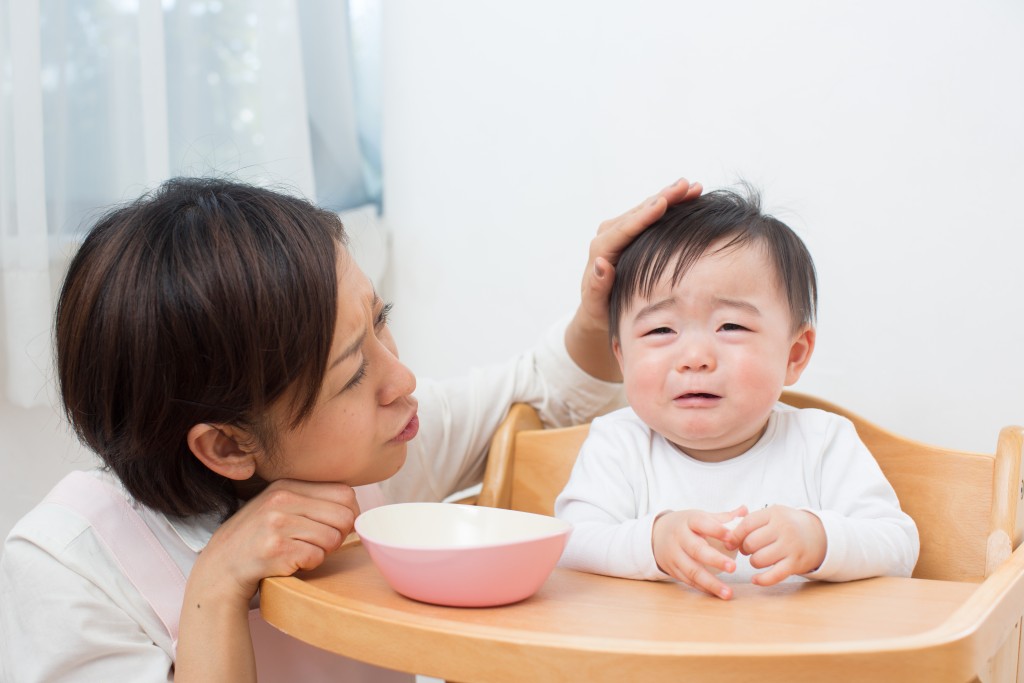 如孩子不願進食，家長可留意他們的口腔狀態。（資料圖片）
