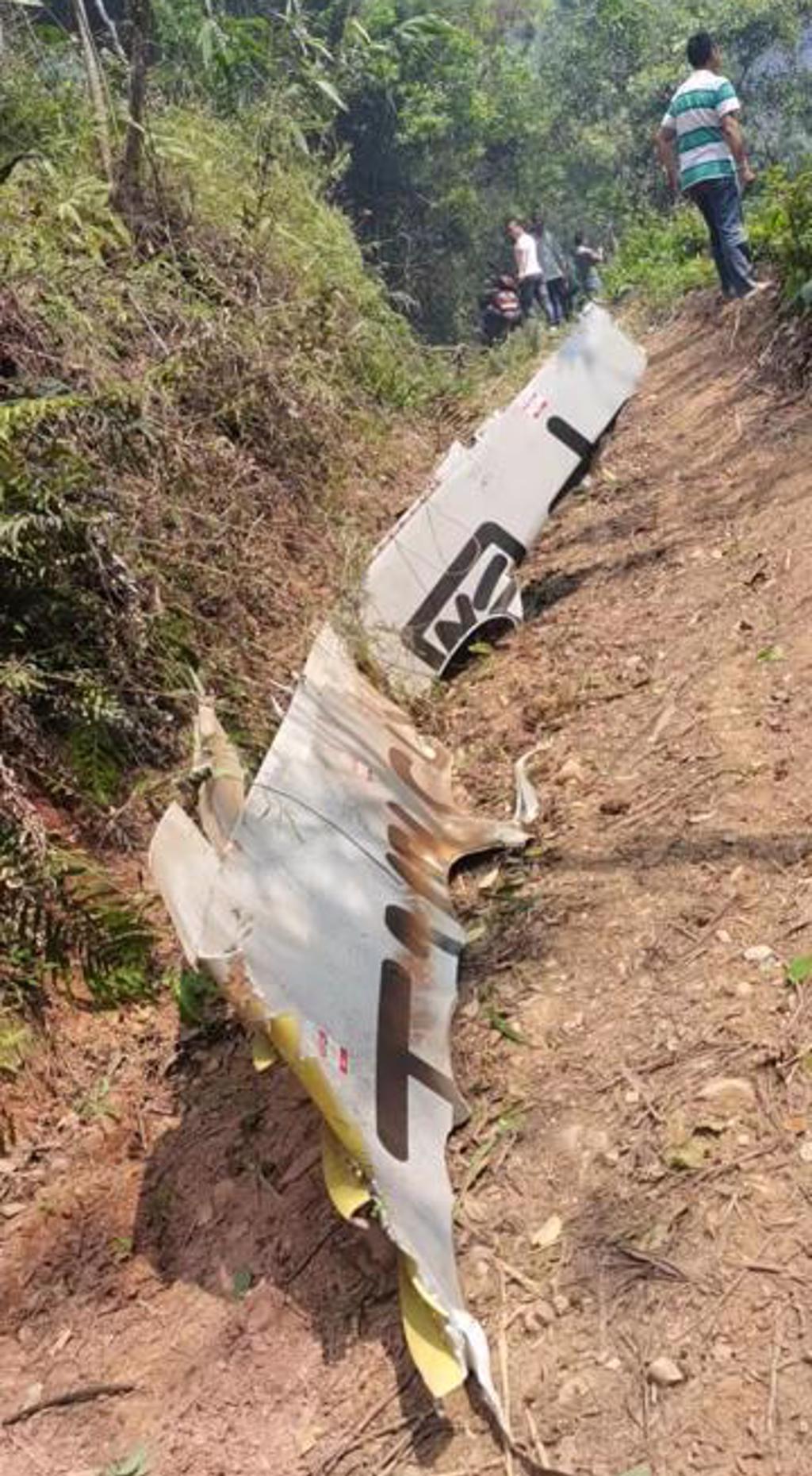 东方MU5735坠毁后，机件散布山头。中新社