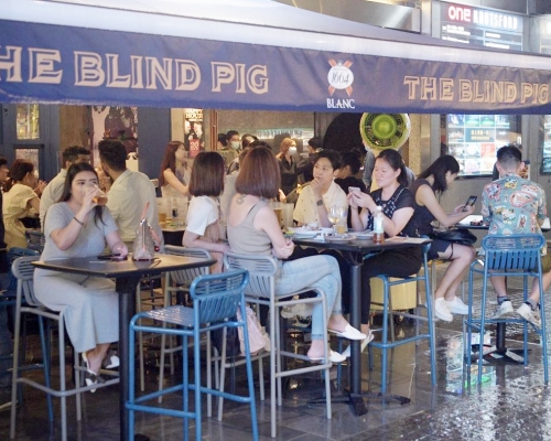 昨日有不少市民在酒吧喝酒。資料圖片