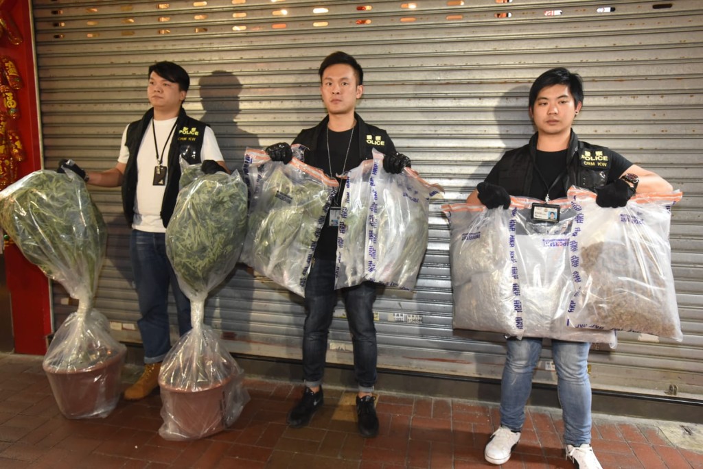 警方展示檢獲的證物。