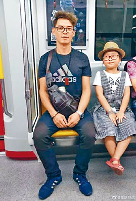 ■章子欣與其父親合照。