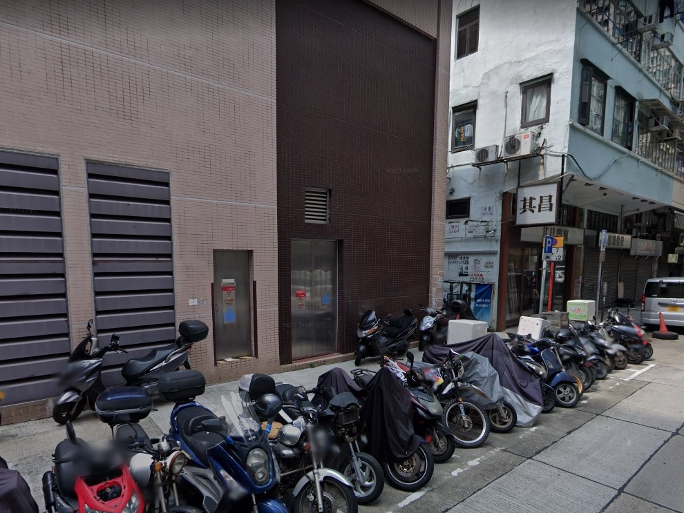 惠安街旧街牌旁边有闭路电视录影，最终仍被人公然移走。(GOOGLE MAP)