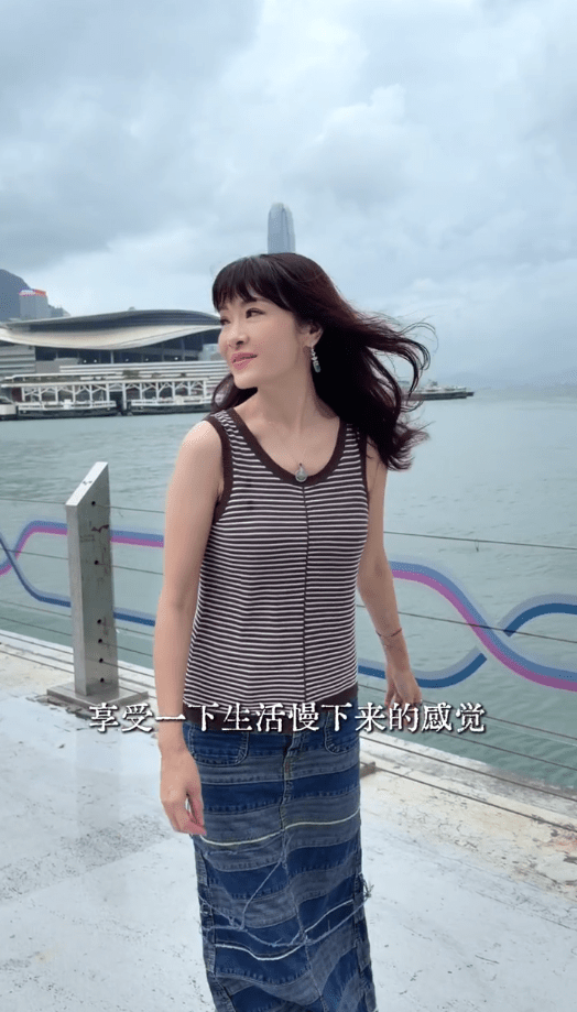 在海濱長廊吹著海風，享受慢活的悠閒時光。