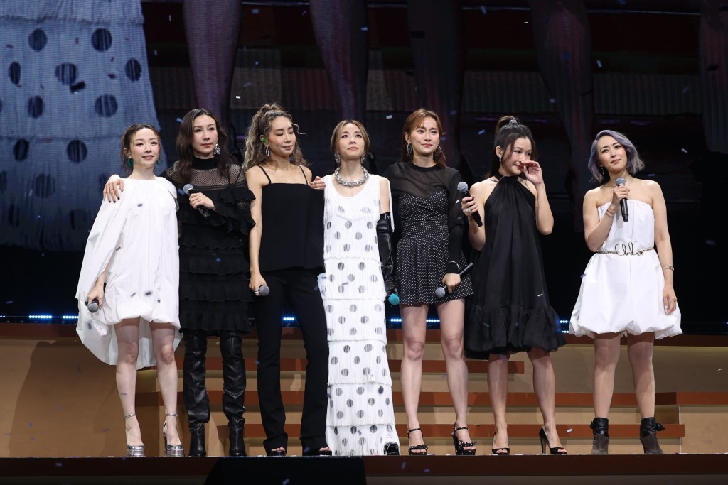七名Cookies成員在台上演唱《心急人上》及《Forever Friends》。 七名Cookies成員在台上演唱《心急人上》及《Forever Friends》。