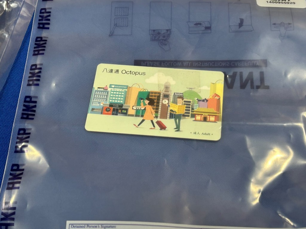 警方展示證物。 警方展示證物。