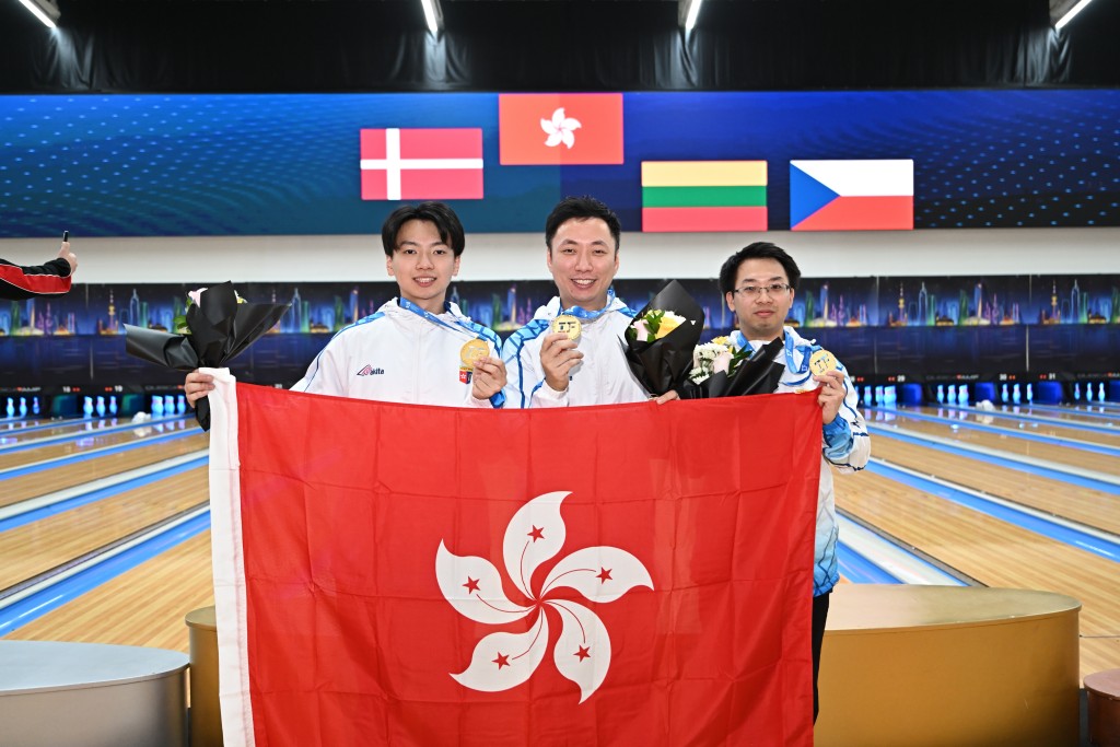 谢晋轩(左起)、胡兆康、黄钧源勇夺三人赛冠军。 中国香港保龄球总会图片