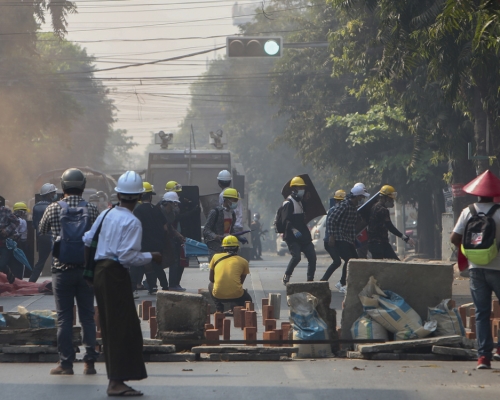 據報緬甸軍警昨日實彈鎮壓示威至少38死。AP圖片 