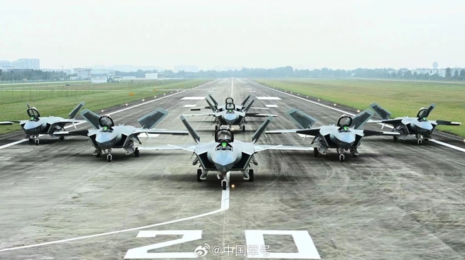 解放軍殲-20機群。 解放軍殲-20機群。