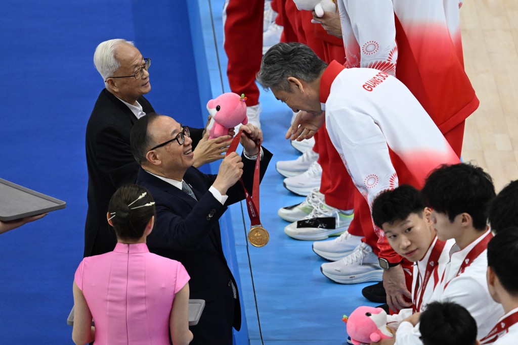 廖長江為籃球男子22歲以下組比賽頒獎。香港賽馬會圖片