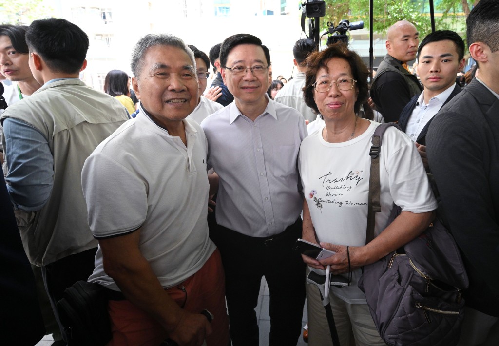 巿民和李家超拍照。蘇正謙攝 巿民和李家超拍照。蘇正謙攝