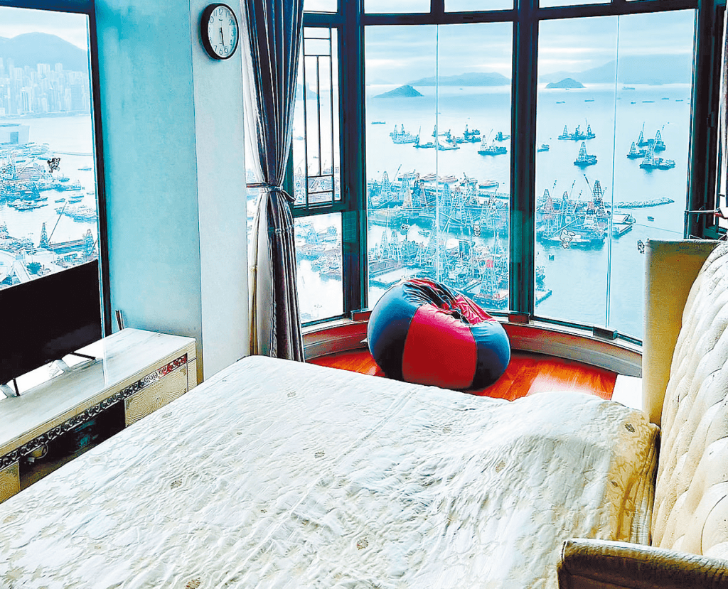 睡房有雙邊落地玻璃窗，可望避風塘及部分維港海景。