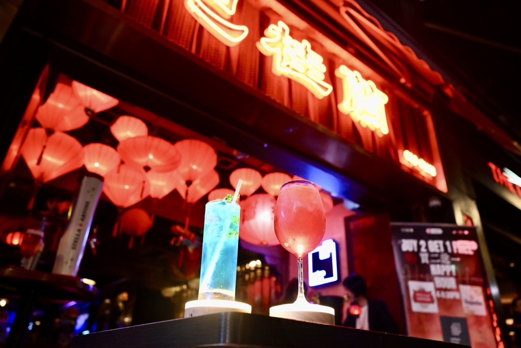 有酒吧今年再推出限定鸡尾酒“兰舍兰离”套餐，寓意与受侣一生一世。刘骏轩摄
