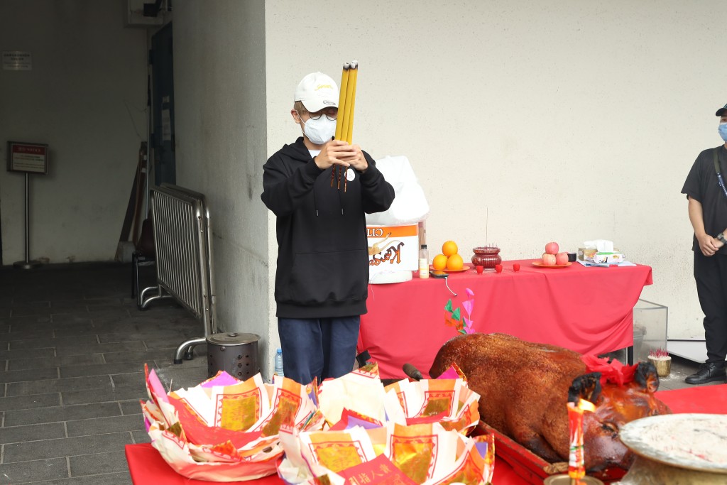 林家謙演出前進行拜神，祈求順利。