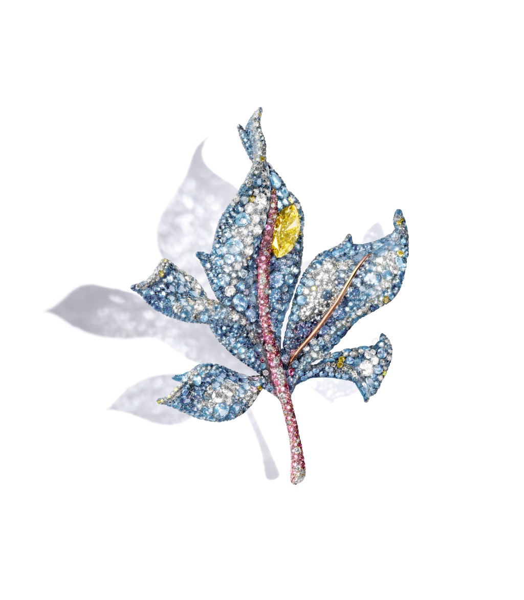 CINDY CHAO The Art Jewel的四季系列 18K黃金及鈦金屬楓葉胸針,主石為重達3 卡的馬眼形濃彩黃鑽,配搭白鑽、黃鑽、 藍寶石、海藍寶石、粉色藍寶石,共重 53.26卡。 CINDY CHAO The Art Jewel的四季系列 18K黃金及鈦金屬楓葉胸針,主石為重達3 卡的馬眼形濃彩黃鑽,配搭白鑽、黃鑽、 藍寶石、海藍寶石、粉色藍寶石,共重 53.26卡。