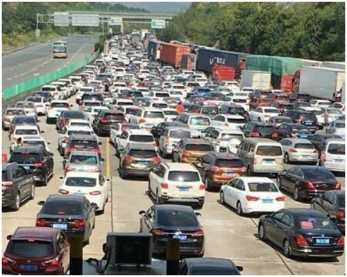 深圳交警正在新橋路段進行交通管制。網上圖片