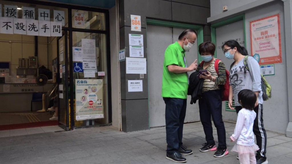 刘宇隆又呼吁家长尽快为适龄子女接种疫苗。资料图片