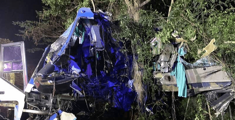 泰國旅遊大巴撞樹，車頭嚴重損毀。