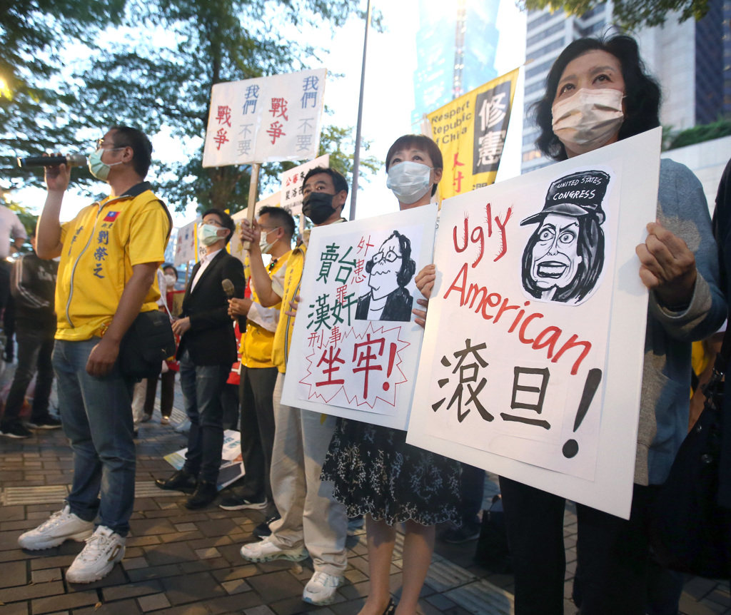 有台灣民眾在飯店外抗議。中時新聞網