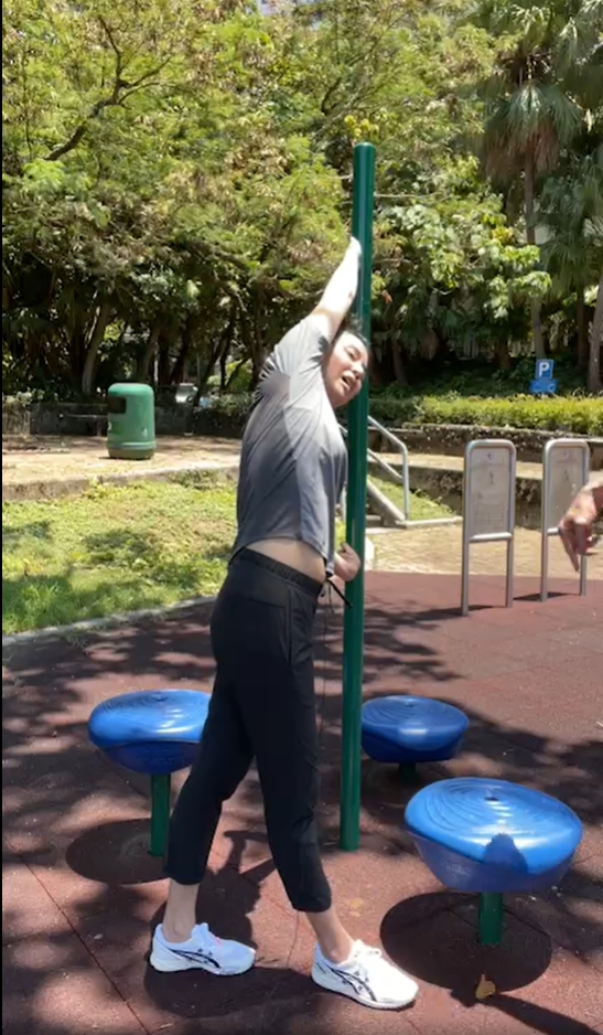 Yoyo 因為動作太大，不慎露出肚腩。