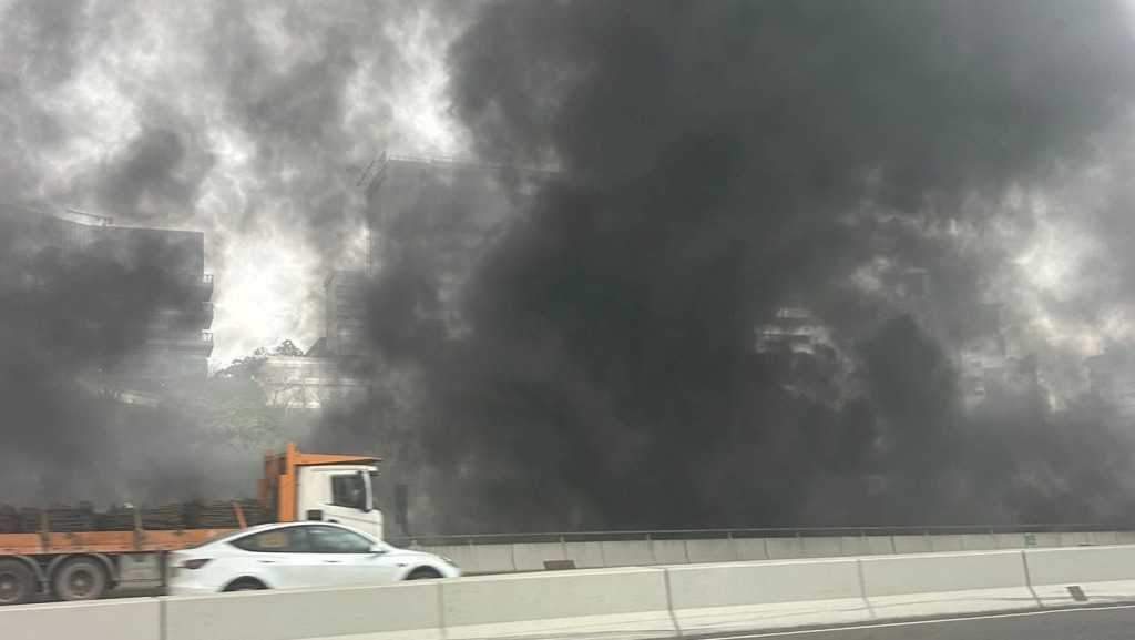 葵涌貨櫃碼頭南路停車場火警，濃煙席捲半空。fb 馬路的事討論區