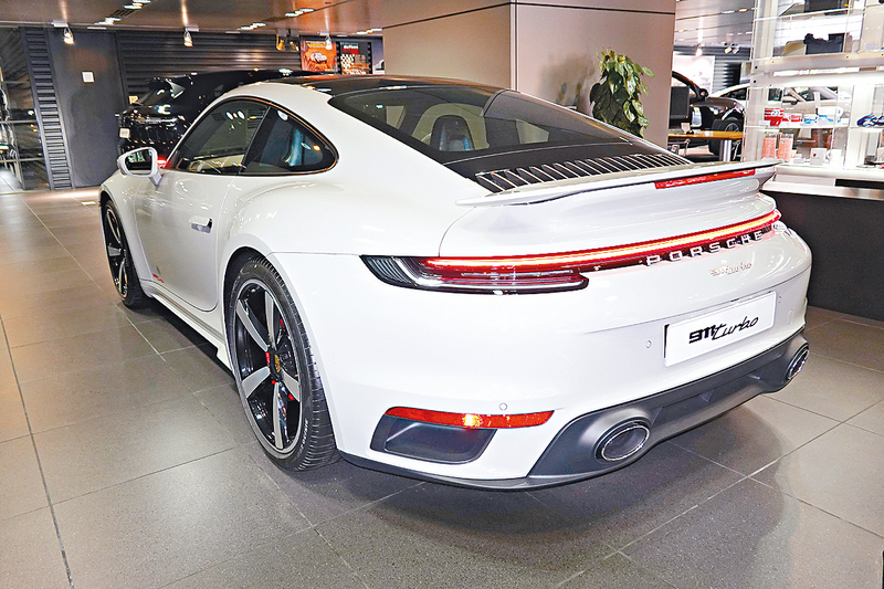 ●今代911 Turbo尾翼不算巨大，可自動升起及擴展。