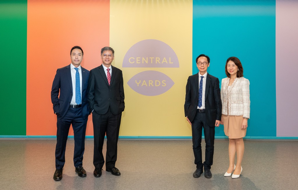 左起:滙豐企業及機構銀行香港環球企業主管洪紀倫;漁農自然護理署助理署長(自然護理)陳堅峰;恒基地產執行董事及首席財務總監馮孝忠;恒生銀行商業銀行業務總監李秀怡。 左起:滙豐企業及機構銀行香港環球企業主管洪紀倫;漁農自然護理署助理署長(自然護理)陳堅峰;恒基地產執行董事及首席財務總監馮孝忠;恒生銀行商業銀行業務總監李秀怡。