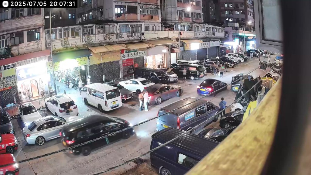 雙方爆發罵戰。 雙方爆發罵戰。