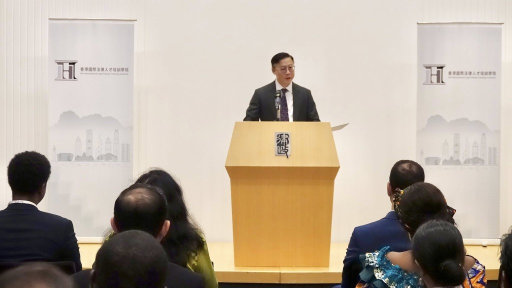 張國鈞為出席研修班的學員講解香港法治概況。張國鈞FB圖片