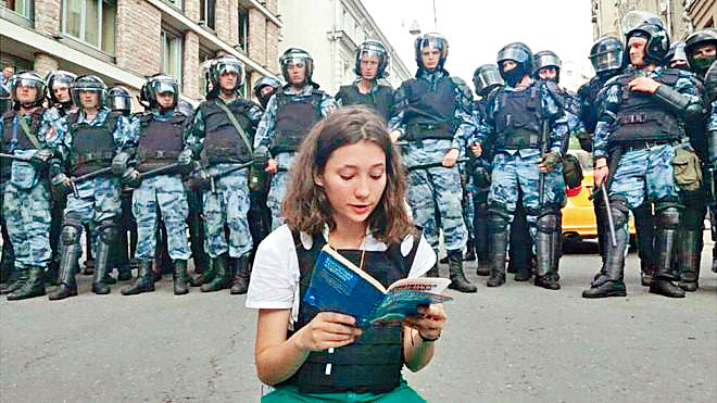 米西克在防暴警察前面朗读俄罗斯宪法。　