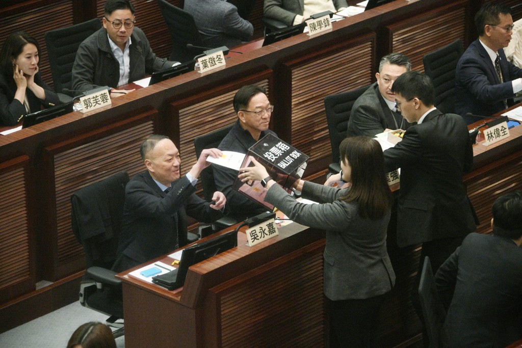 秘書處收集選票。陳浩元攝
